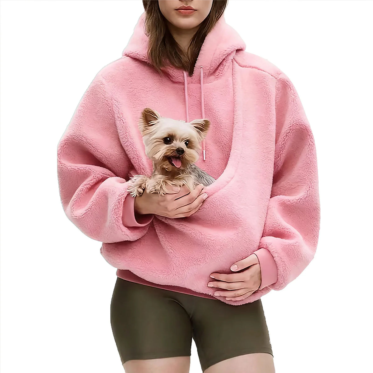 Femme portant le pull porte-chien sherpa rose, un petit yorkshire installé dans la poche écharpe, sur fond blanc