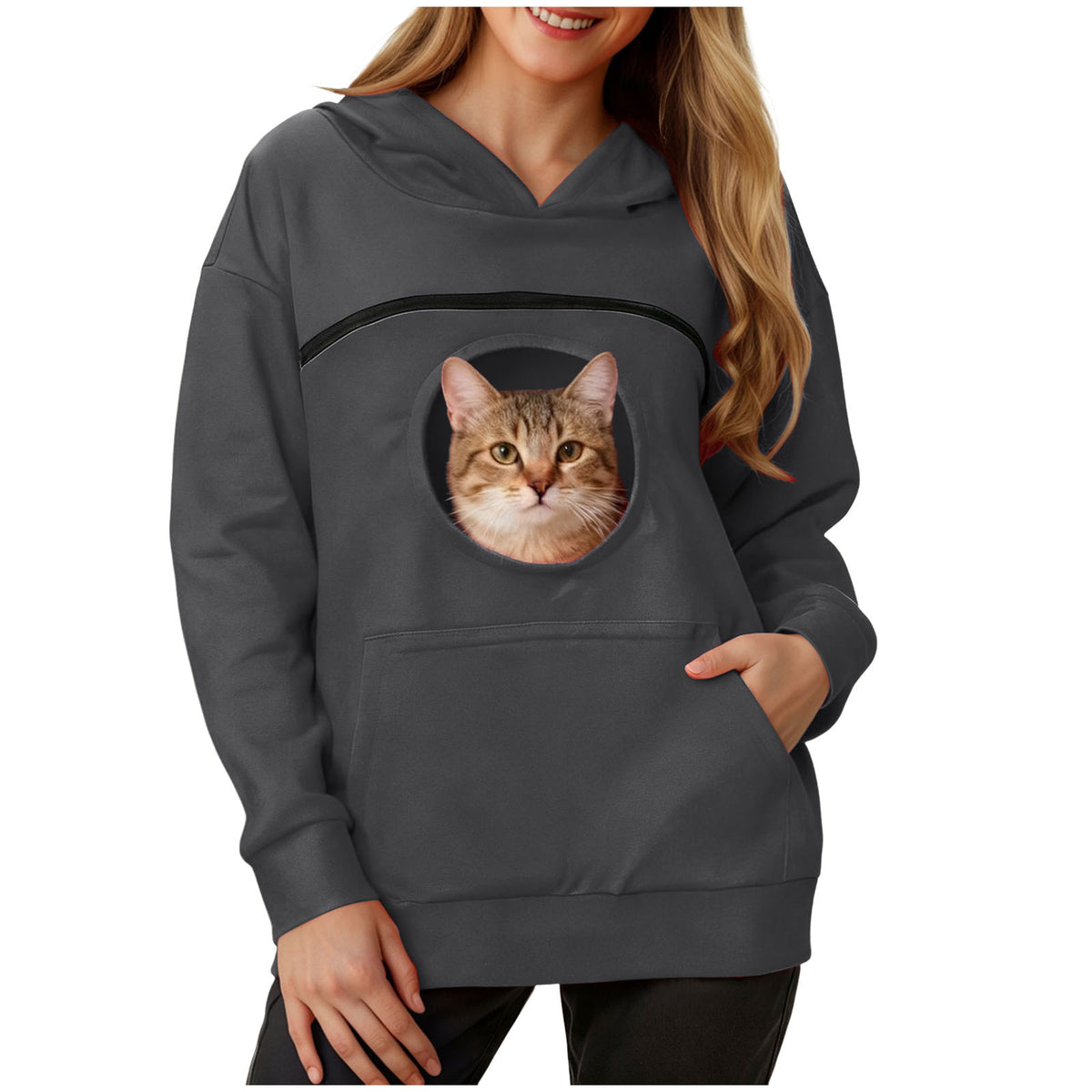 Sweat porte chat zippé gris anthracite porté, un chat tigré passe la tête par l'ouverture ronde de la poche poitrine