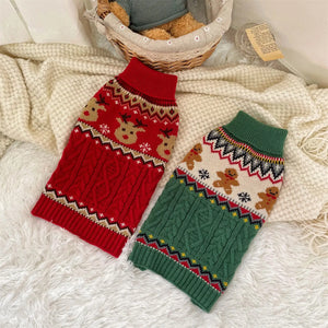 Pull de Noël pour chien rouge motif renne et pull vert pain d'épice posés à plat